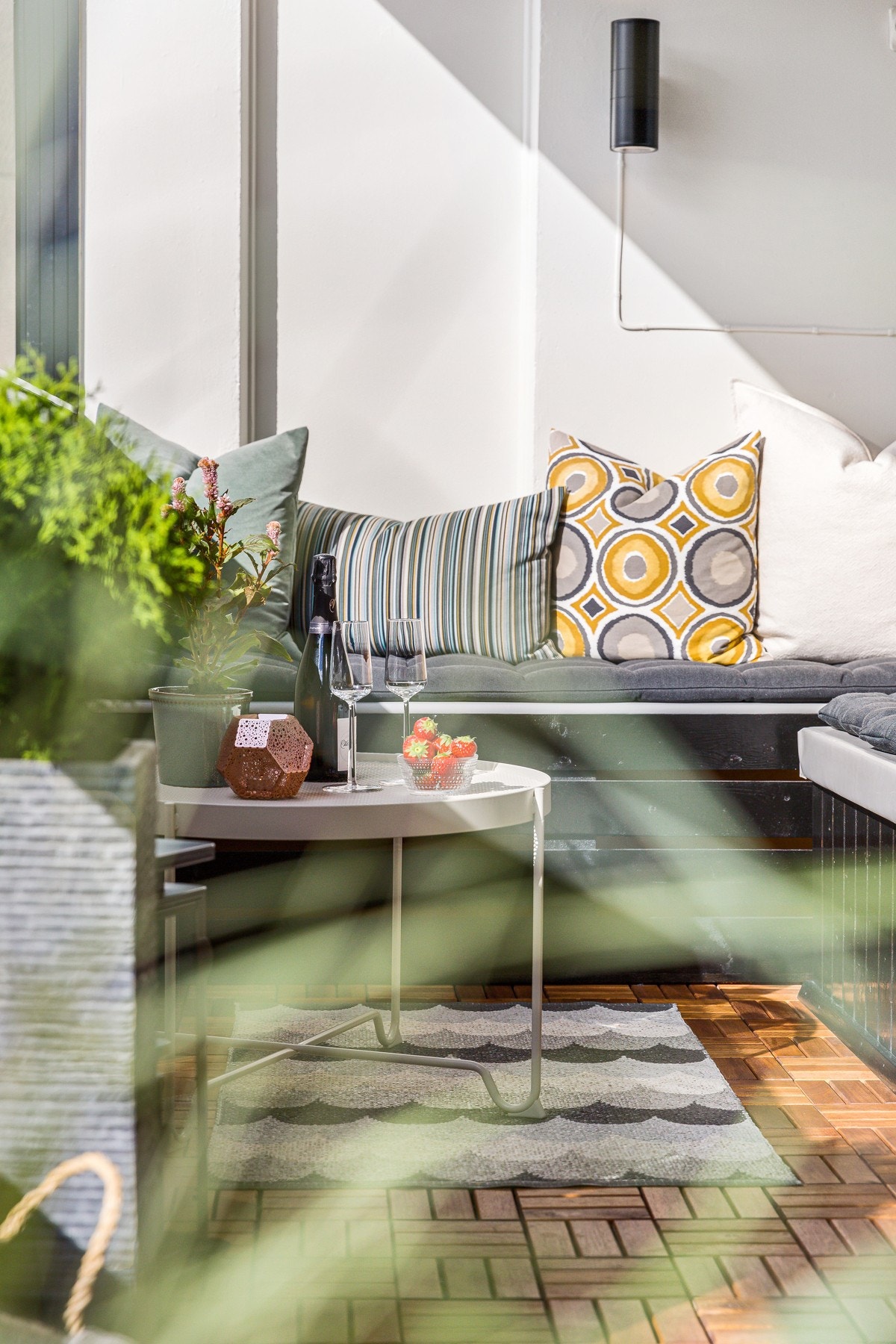 Balkongen utvider sommeren, og kan også benyttes som vinterhage. Galleribilde