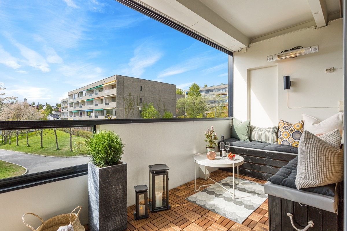 Balkongen har trelemmer på gulv, plassbygget sittebenk og meget gode solforhold. Galleribilde