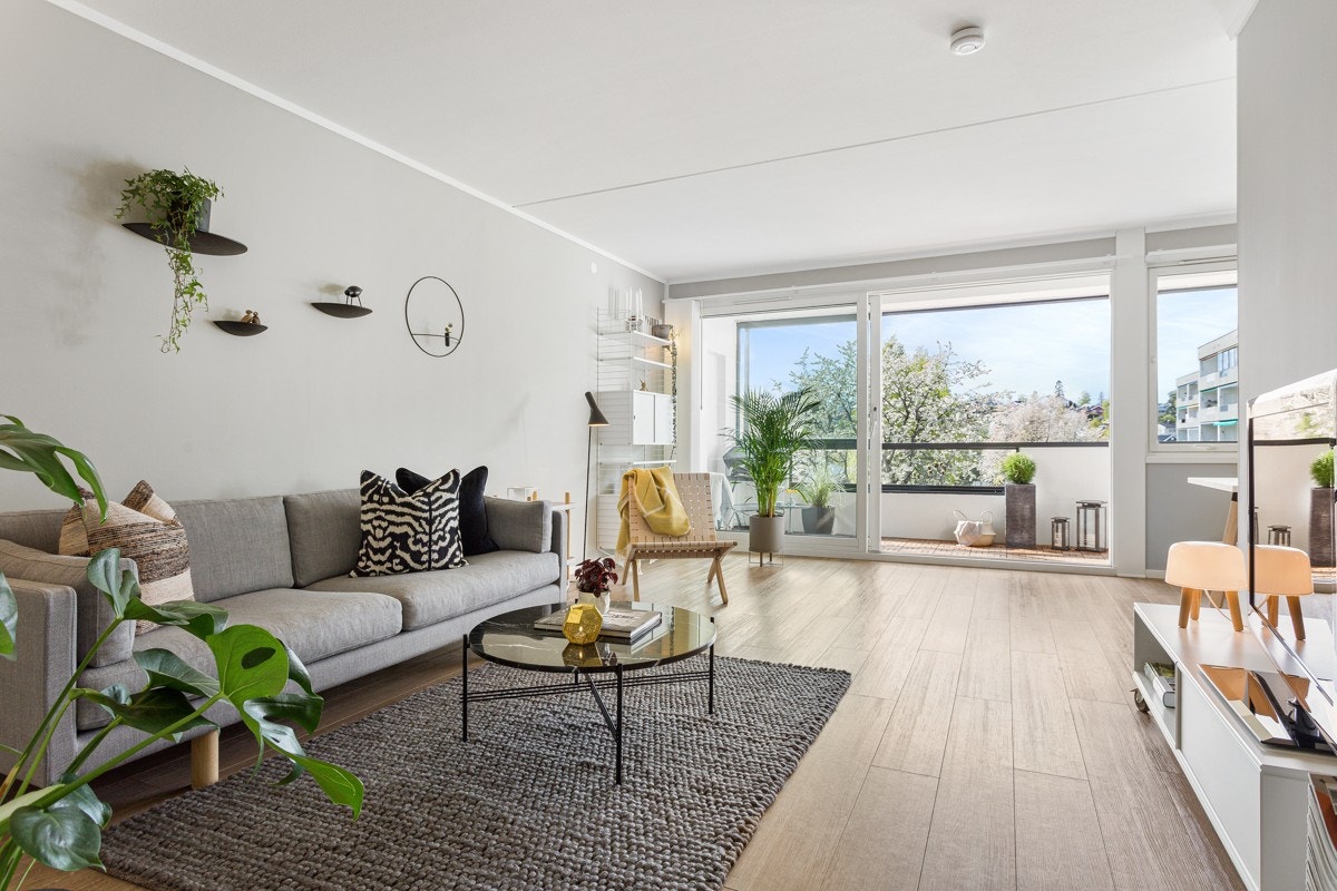 Store vindusflater fyller stuen med naturlig lys og byr samtidig på fint utsyn over det idylliske fellesarealet. Galleribilde