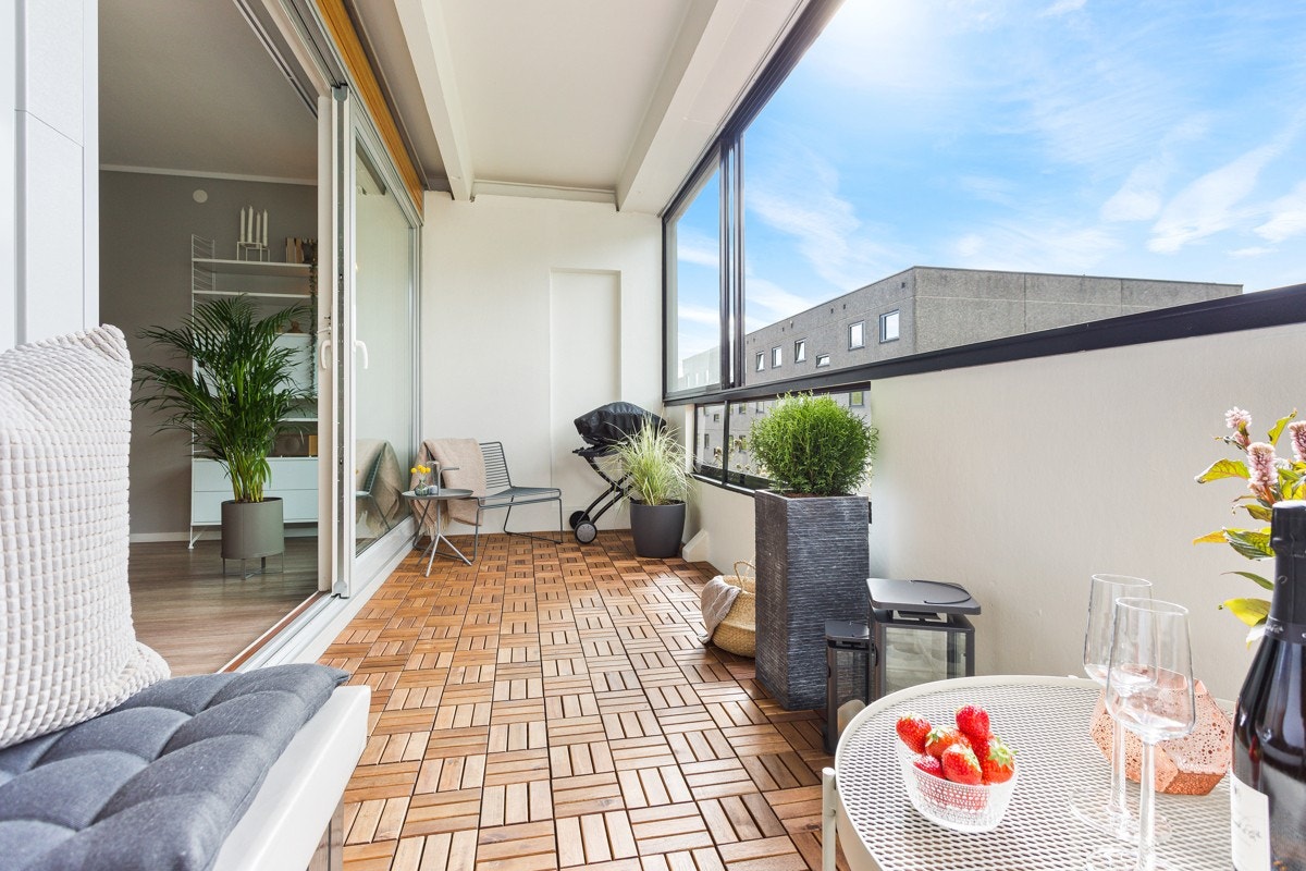 Med sine 11 kvm gir balkongen en fin forlengelse av stuen. Her er det plass til både sittegruppe og grilling. Galleribilde