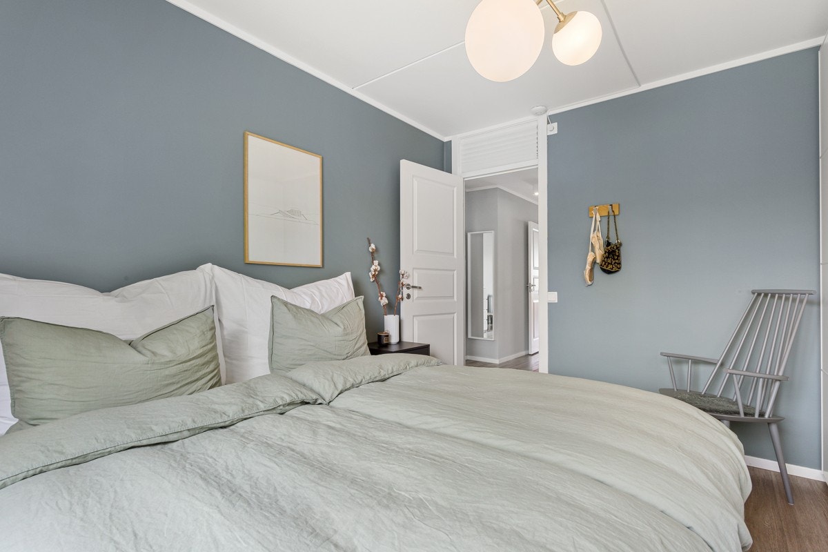 Hovedsoverommet er av den romslige sorten med god plass for både dobbeltseng (180 cm) og nattbord. Galleribilde