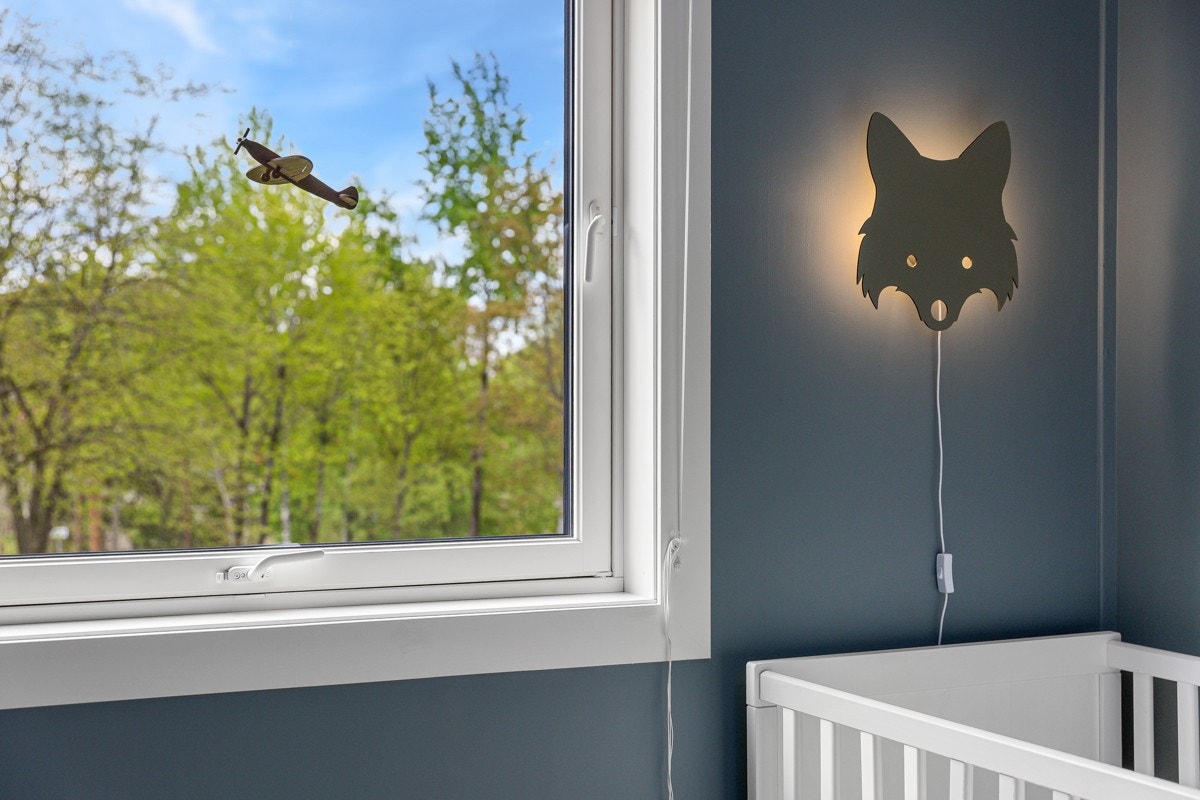 Boligen blir varmet opp med stedvis panelovner og varmekabler på badet. Kabel-tv er inkludert i felleskostnadene. Galleribilde