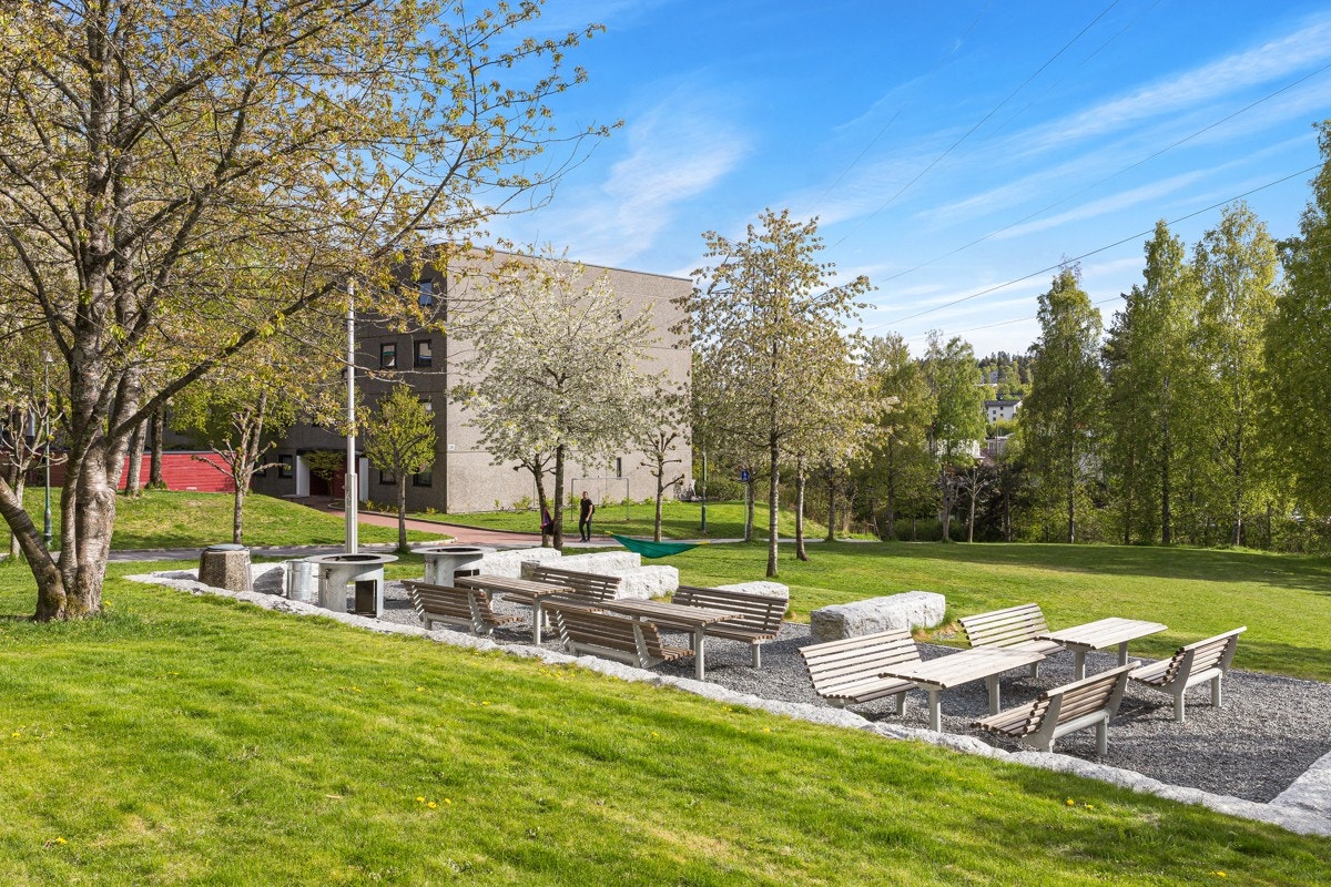 Lekeplasser, felles grillplass, sittebenker og bordtennisbord skaper sosiale samlingsplasser for både store og små. Her bilde fra den fine grillplassen. Galleribilde