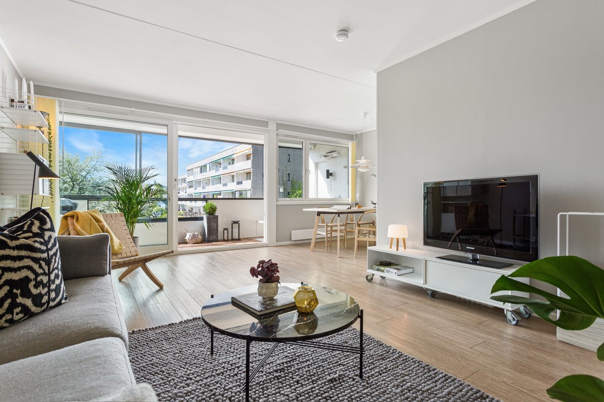 Stuen er lys og romslig, med god plass for sofagruppe, tilhørende møblement og spisebord. Galleribilde