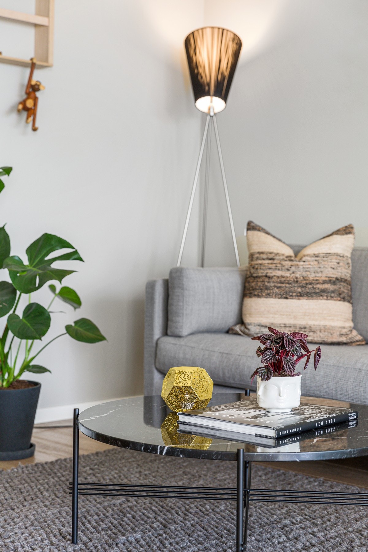 Påsken 2020 ble vegger sparklet og malt i en pen, lysegrå farge. I tillegg ble himlingen malt. Galleribilde