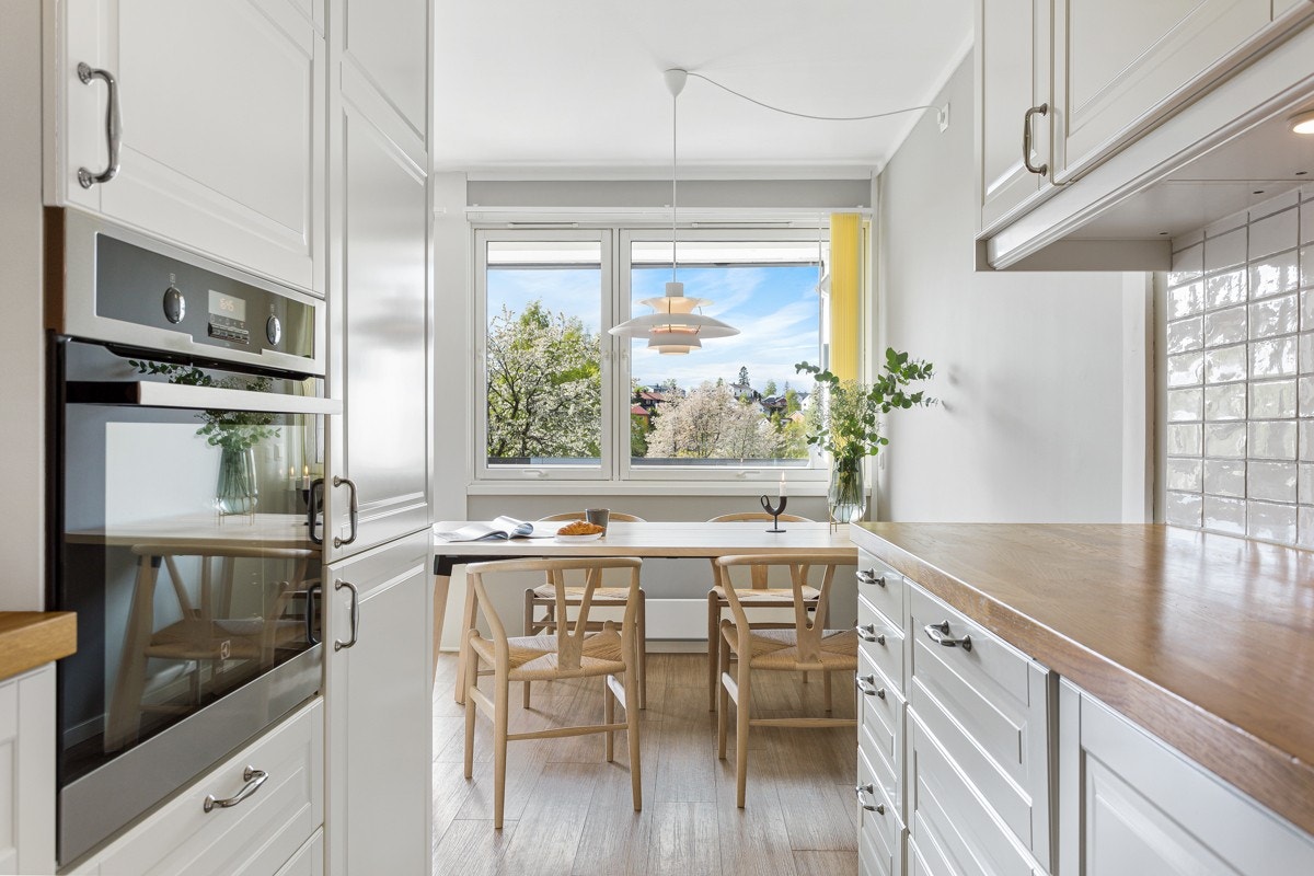 Kjøkkenet har integrert stekeovn, induksjonstopp og kjøl/frys fra Electrolux. Oppvaskmaskinen er fra Miele. Galleribilde