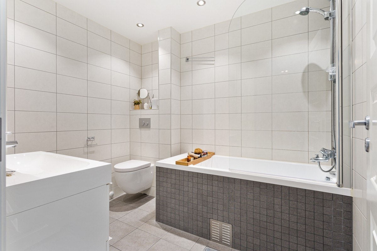 Badet ble pusset opp i 2015 med et lekkert resultat. Her er det delikate fliser, gulvvarme og downlights. Galleribilde