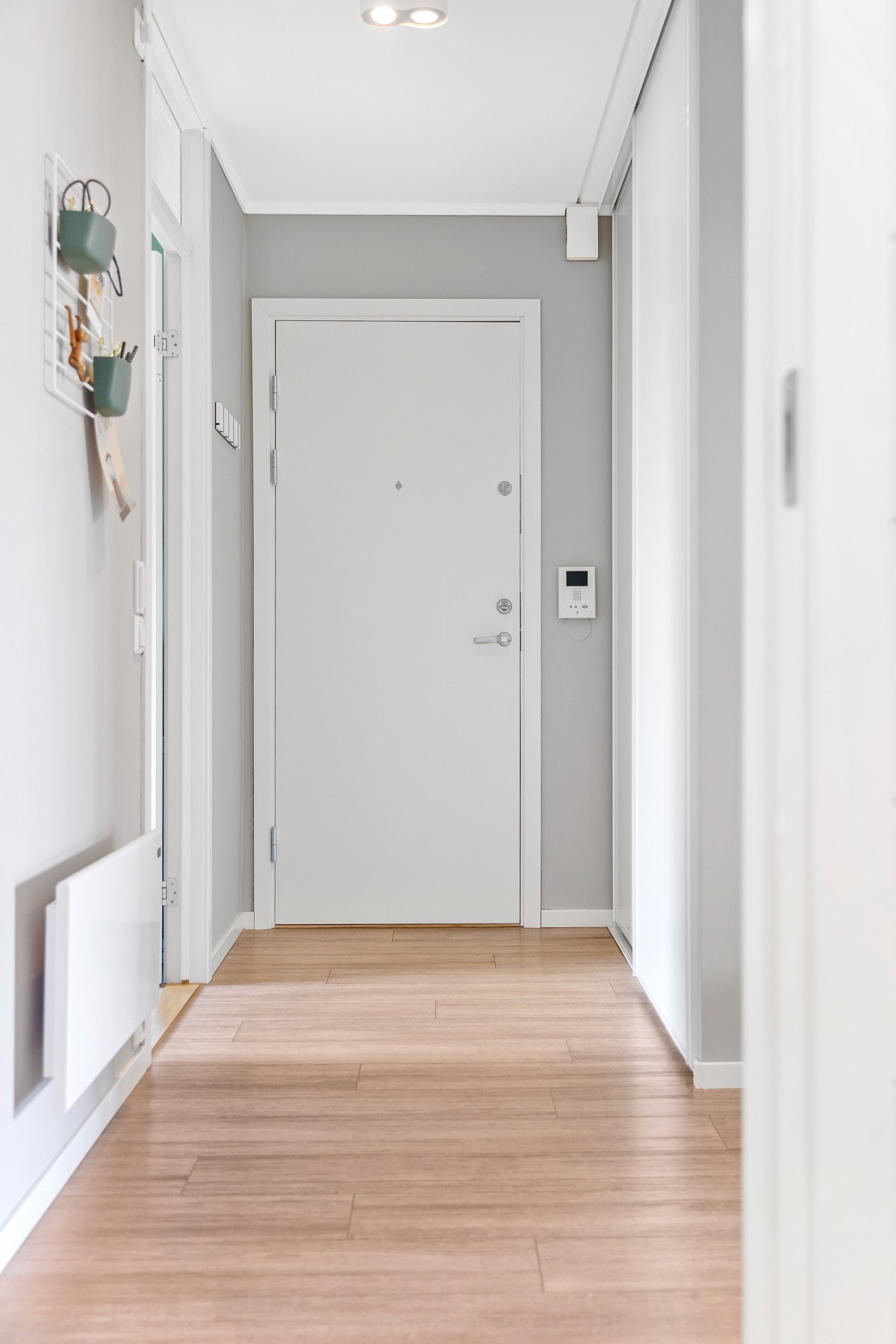 Fra garasjen går det felles heis til leilighetsplan i første etasje (byggets andre etasje). Enklere blir det ikke! Inngangsdøren var ny i 2019. Galleribilde