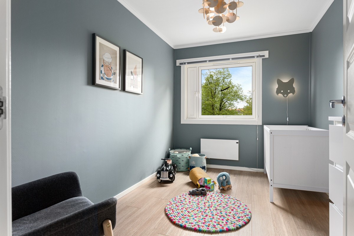 Det er umiddelbar nærhet til Huseby barneskole, Hovseter ungdomsskole, Hovseterhallen og fotballbane ved Voksen skole. Galleribilde