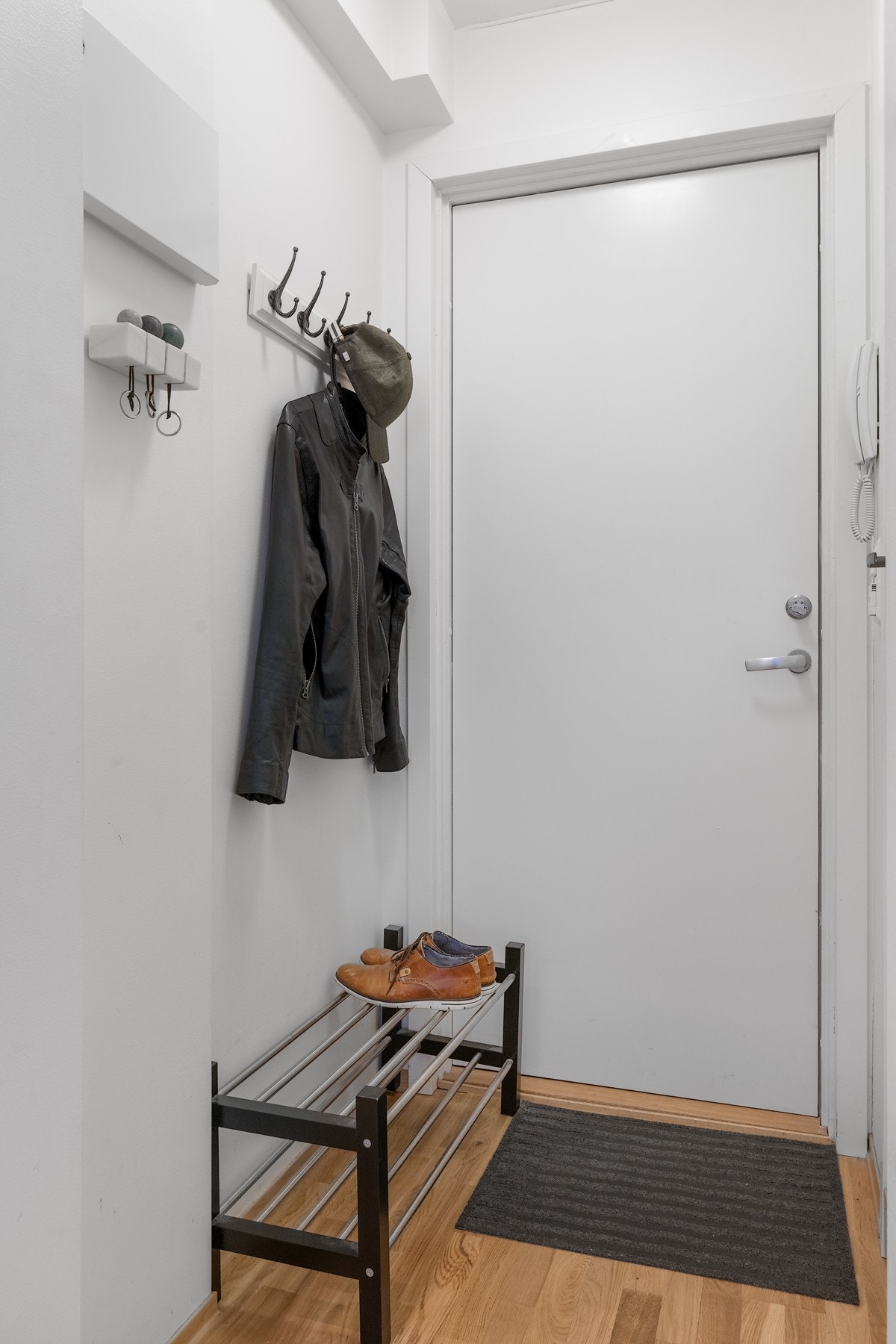 Entrè med portåpner mot gatedør Galleribilde