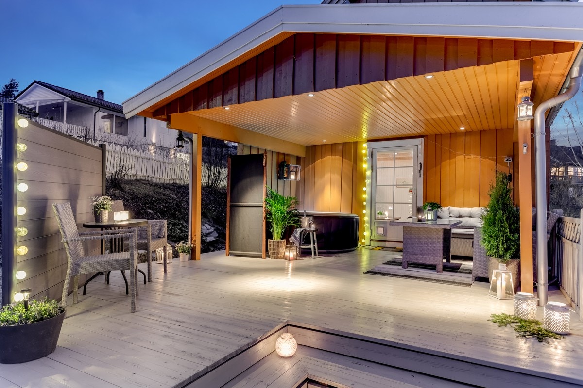 Terrassen utenfor stuen har et lunt overbygg med stemningsfullt lys og et areal på hele 30 kvm. Galleribilde