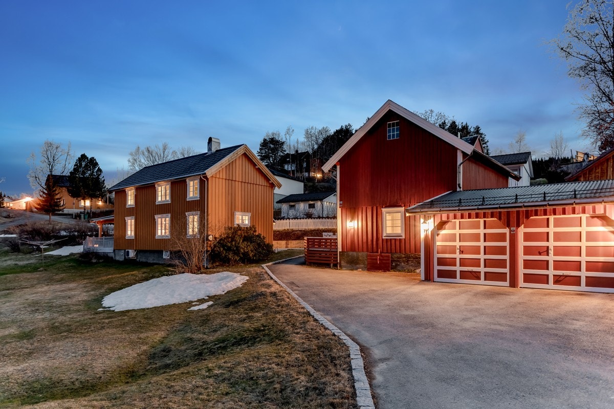 Velkommen til Ilhaugvegen 11 - en sjarmerende enebolig over to plan med småbruksfølelse. Galleribilde