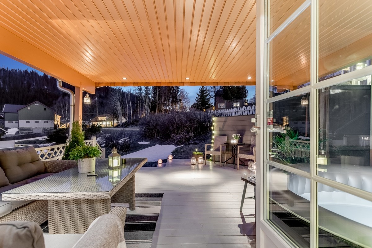 Terrassen fra 2010 er perfekt til både grilling, soling eller avslapning. Galleribilde