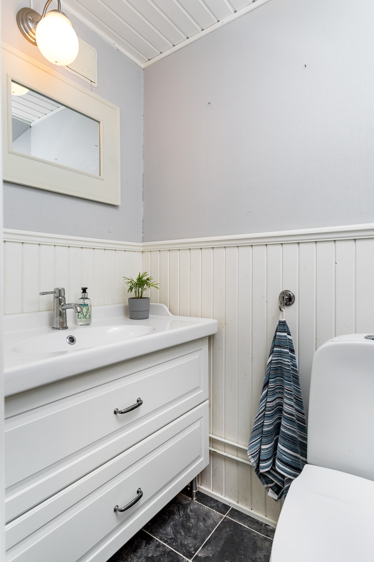 Toalettrommet ligger i praktisk tilknytning til entreen i 1. etasje. Galleribilde