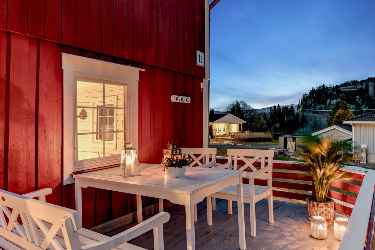 Utenfor uthuset/låven er det en koselig terrasse. Galleribilde