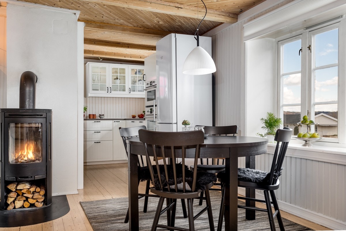 Begge rommene har hvitlasert, fiskebensmønstret tak med synlige bjelker, hvitmalte panelvegger og nydelige tregulv. Galleribilde