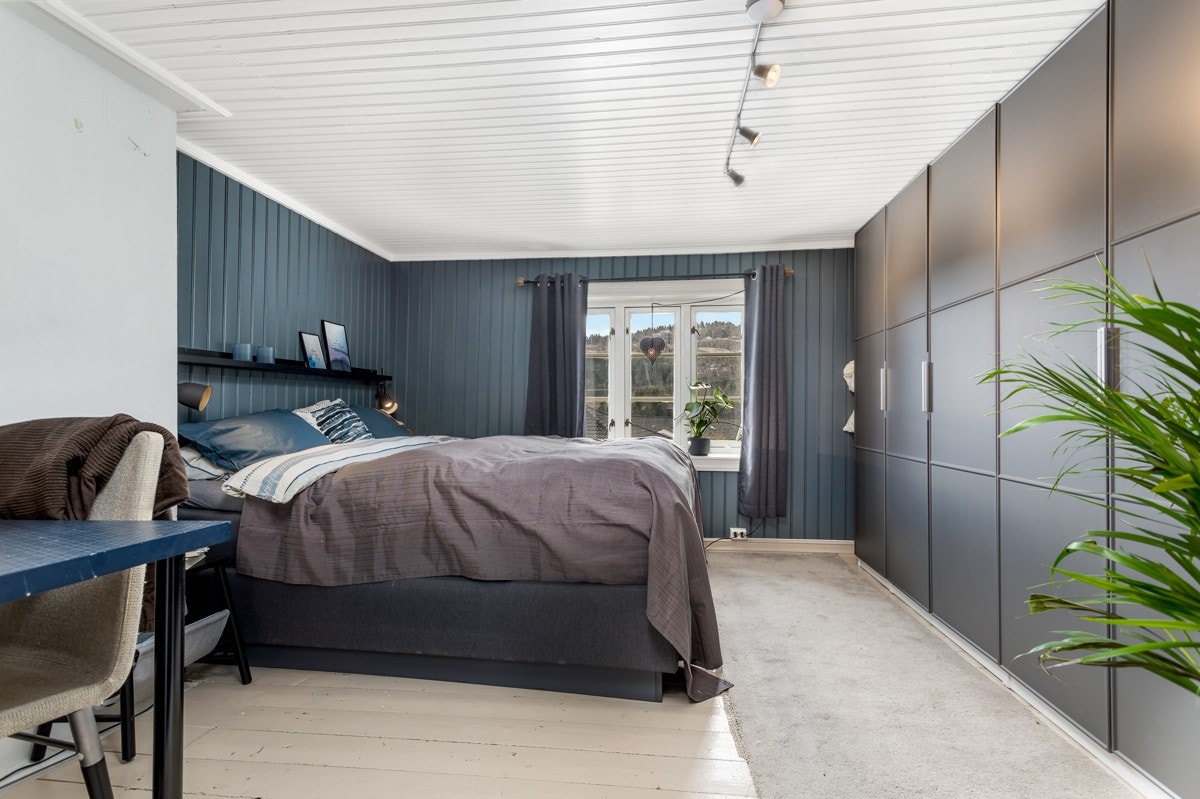 På hovedsoverommet er bra med lagring i garderobeskap. Galleribilde