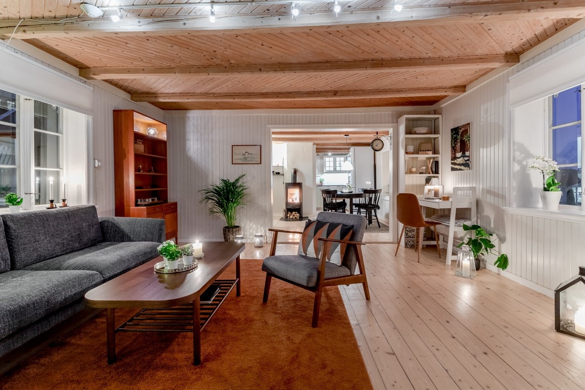 I stuen er det god plass for sofaløsning med tilhørende møblement, og det er utgang til terrassen. Galleribilde