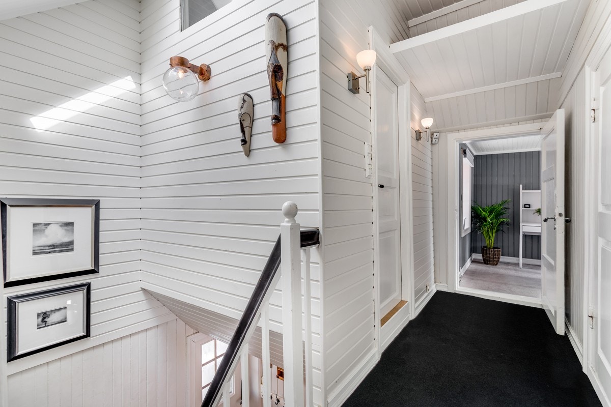 I gangen i andre etasje er det teppelagt gulv og skråhimling med vindu som var nytt i 2018. Galleribilde