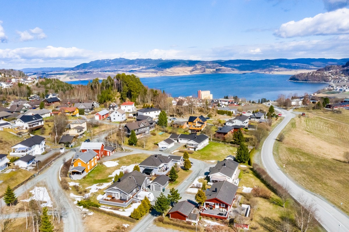 Eiendommen ligger i et barnevennlig, landlig og sjønært område, rett ved gode tur- og rekreasjonsområder. Galleribilde
