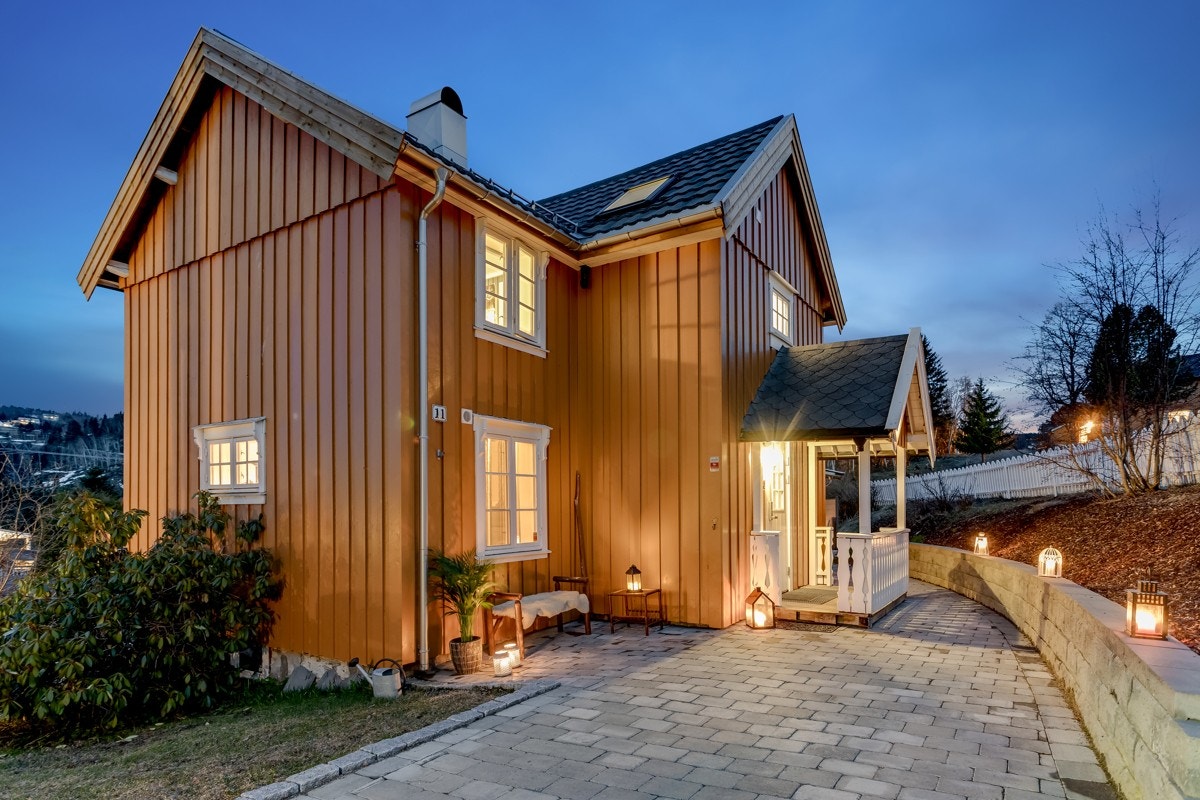 Ved inngangspartiet er utearealene pent opparbeidet med steinbelagte arealer, støttemur og velkomstterrasse. Galleribilde