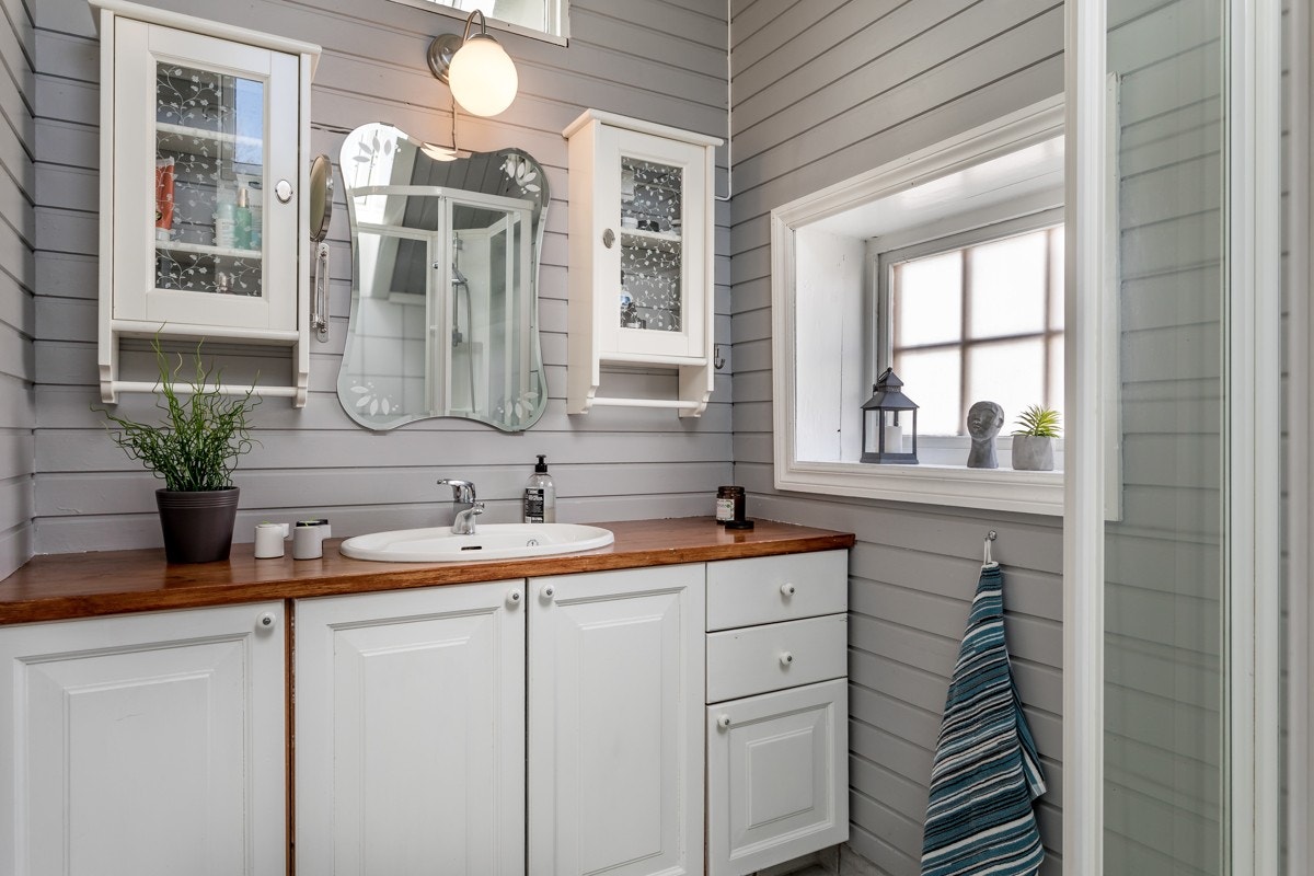 Badet i andre etasje har en pen innredning, dusjkabinett fra 2010 og gulvvarme. Galleribilde