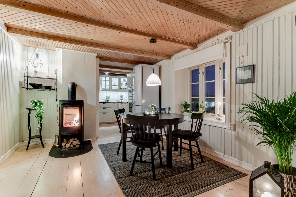 I spisestuen er det en peisovn som bidrar til ekstra god stemning rundt måltidene. Galleribilde