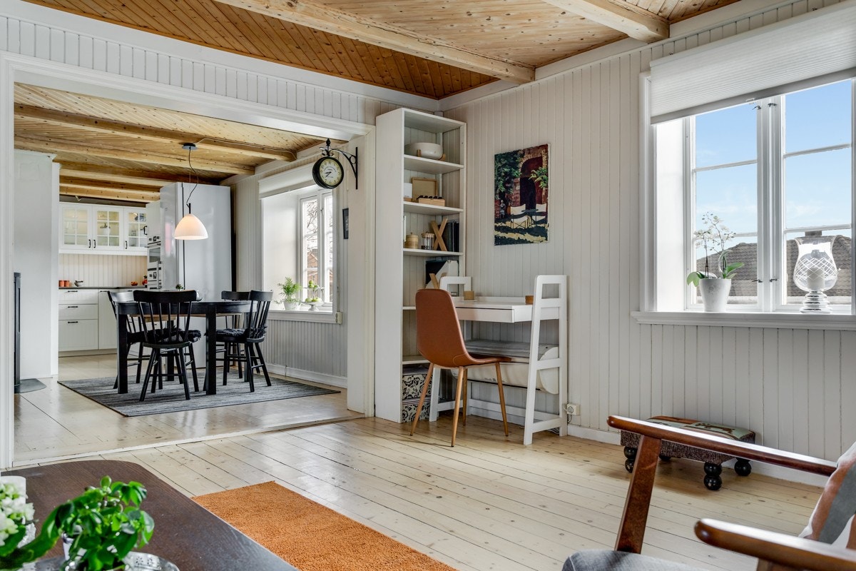 Begge stuene har et vakkert tak, kombinert med panelkledde vegger og nydelig tregulv. Galleribilde