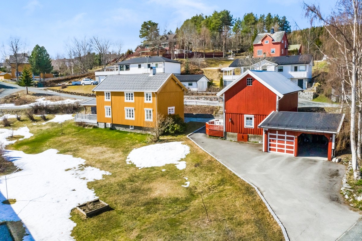 Låven/uthuset ble tilbygget med dobbelgarasje i ca. 1986, og foran denne er det en stor gårdsplass som ble asfaltert i 2010. Galleribilde