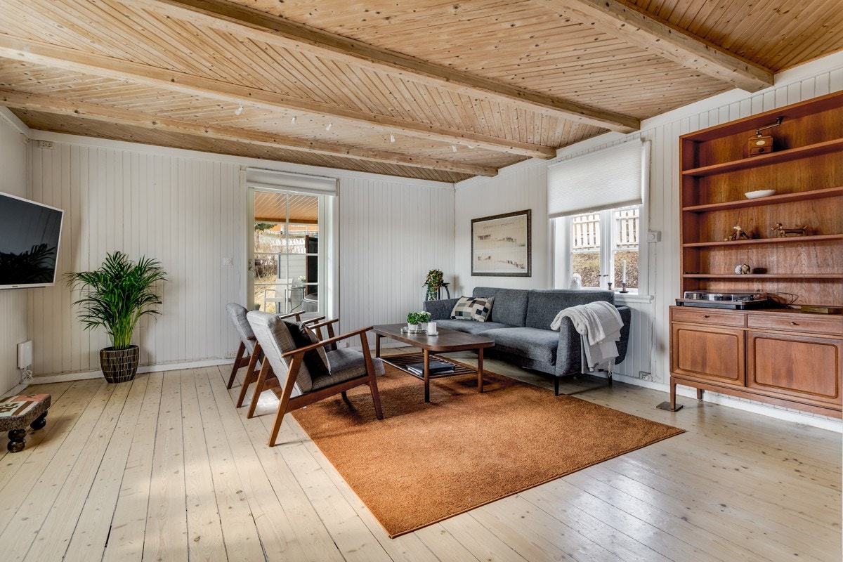 Det er montert varmepumpe i stuen, noe som bidrar til jevn temperatur gjennom hele året. Galleribilde