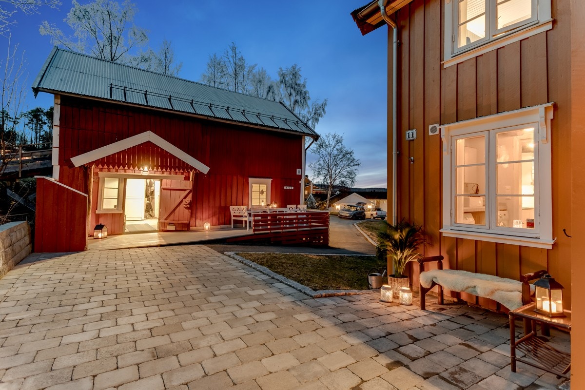 Ytterkledning på boligen ble overflatebehandlet i 2019. I 2018 ble taket tekket om og himlingen etterisolert. Samme år ble det også satt opp en ny støttemur og lagt ny belegningsstein, utført av fagpersoner. Galleribilde