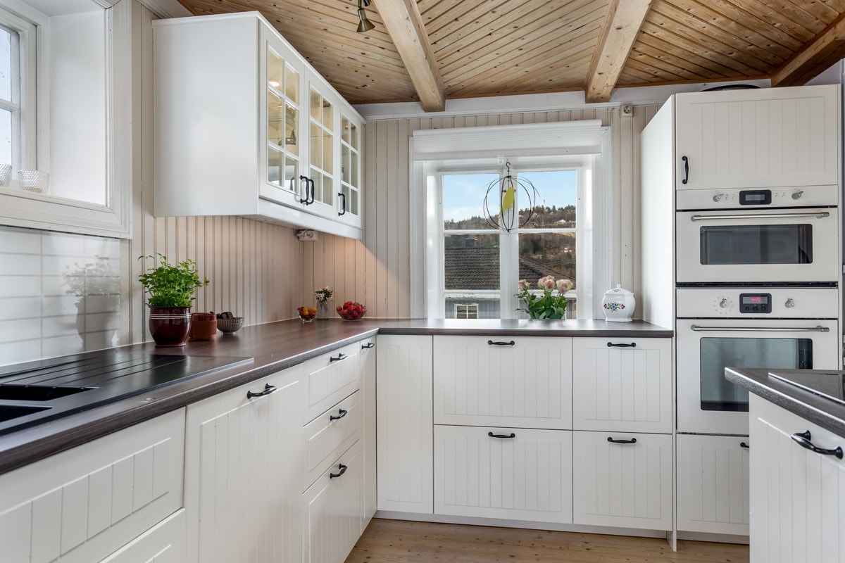 Hvitevarer som koketopp, stekeovn, mikro og oppvaskmaskin er integrert. Et frittstående kjøleskap kan også følge med. Galleribilde