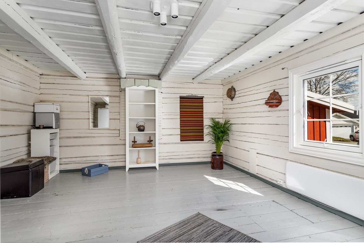 I låven er det en stue på ca. 25 kvm. med mange bruksmuligheter. Denne har isolerte vegger og tak, samt nyere vindu. Galleribilde
