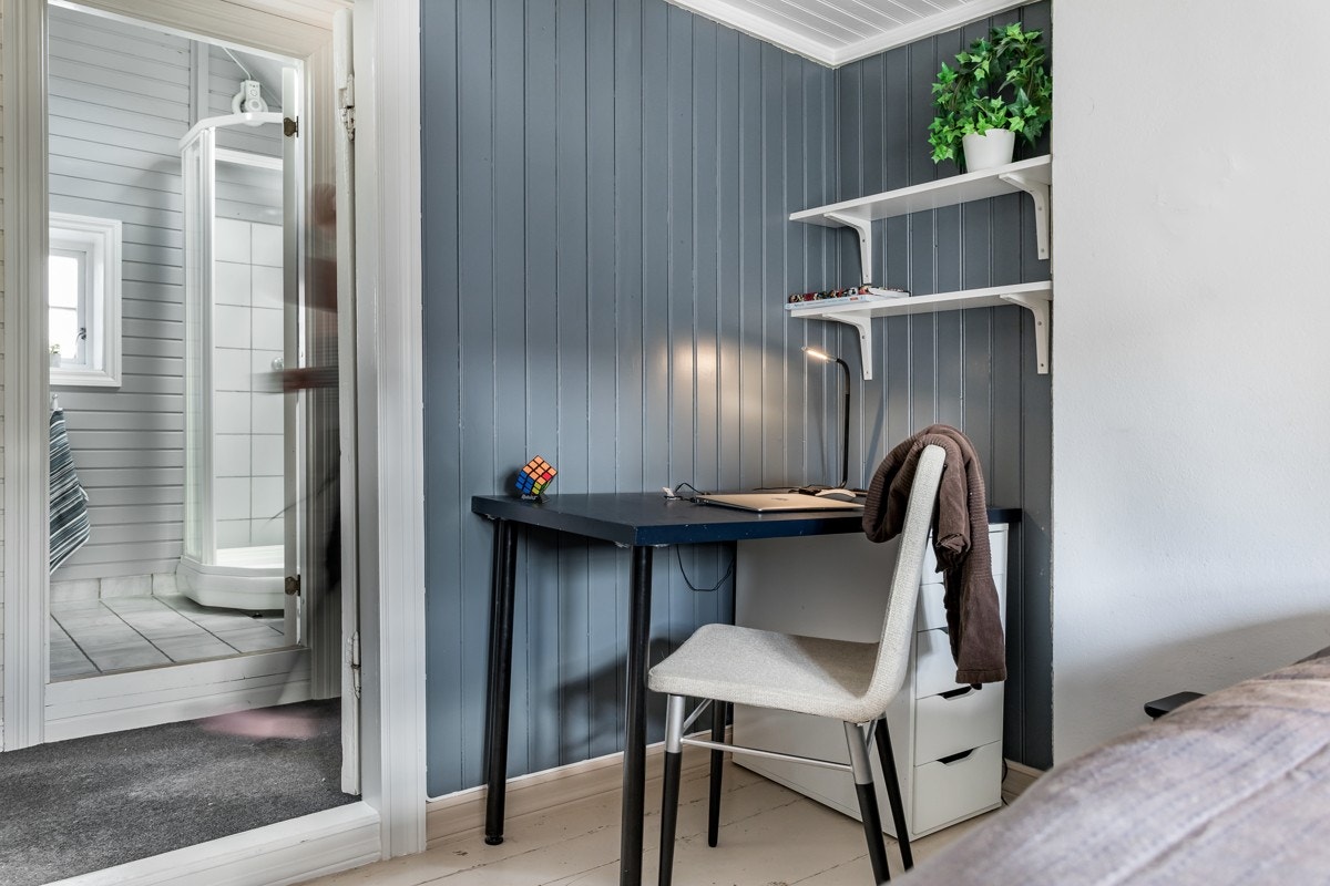 Boligen har ellers mange lagringsmuligheter på loft og i uthus/låve. Galleribilde