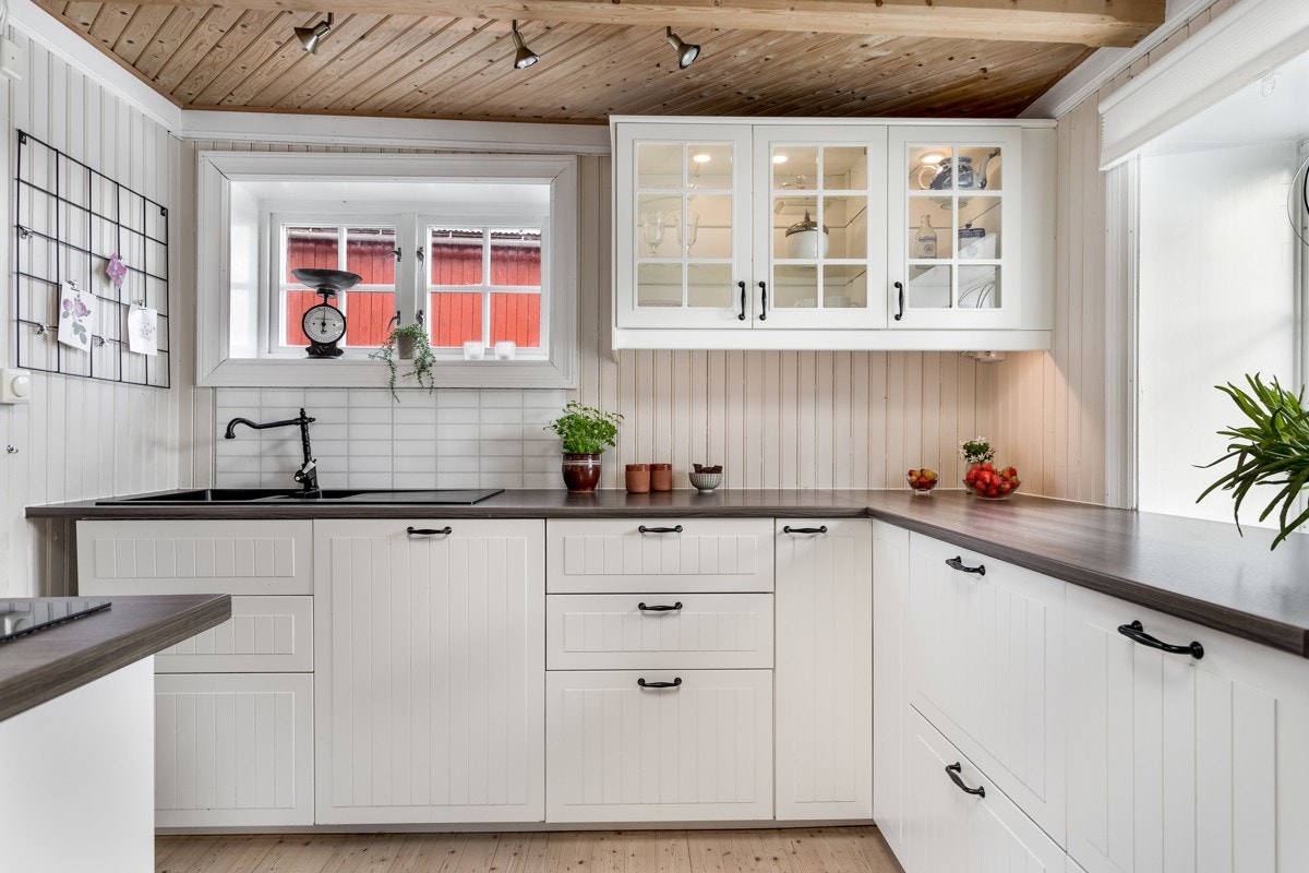 Det landlige kjøkkenet med praktiske og innholdsrike løsninger, ble oppgradert i 2015 og er fra Ikea. Galleribilde