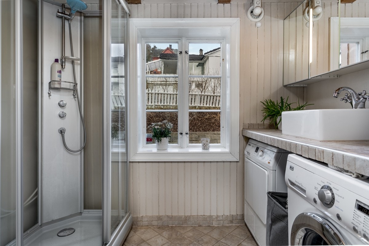 Baderommet i første etasje ligger i tilknytning til kjøkkenet, og ble pusset opp i 2010. Her er det dusjkabinett og en funksjonell innredning. Galleribilde