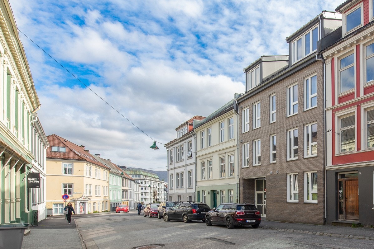 Fasade - flott bygg fra 2012 som ligger pent til i rolig gate Galleribilde