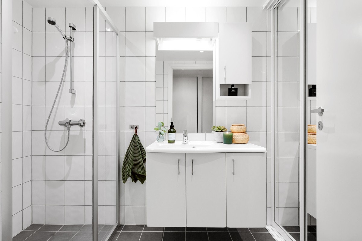 Svært praktisk med vaskerom bak skyvedør på badet Galleribilde