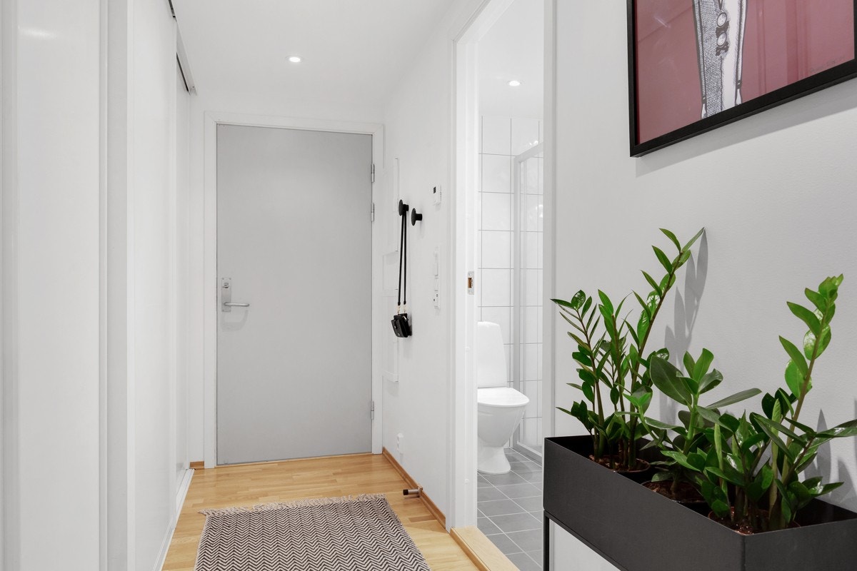 Stor skyvedørsgarderobe i gangen som har svært mye oppbevaringsplass til yttertøy og diverse Galleribilde