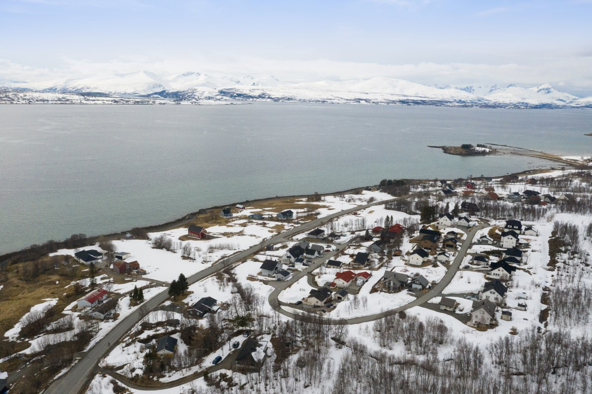 Boligen ligger vestvendt med utsikt mot Balsfjord, Malangshalvøya og Kvaløya