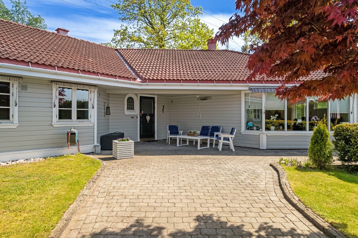 Gårdsplassen og vei inn til boligen er lagt med belegningsstein Galleribilde