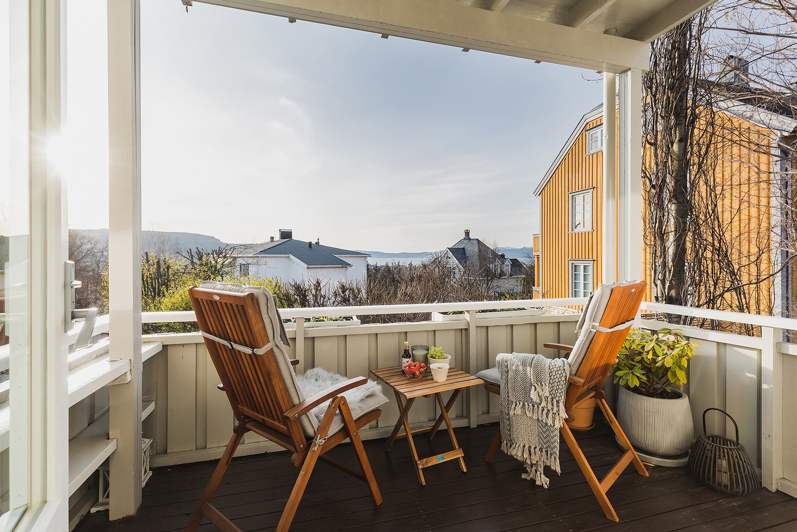 Terrassen har perfekte forhold for ettemiddags- og kveldssol. Fra hagen har du sol hele dagen. Galleribilde