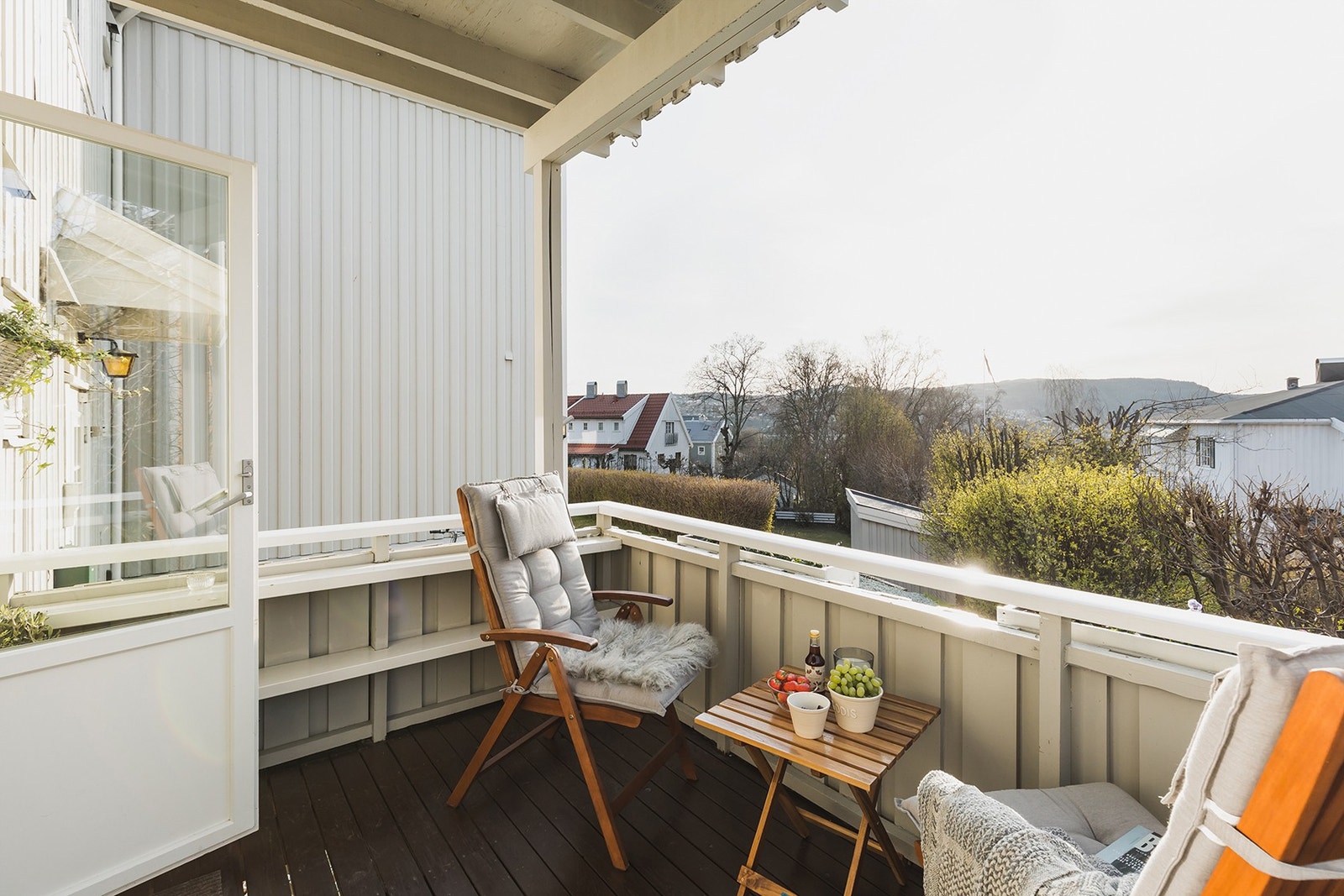 Flott utsikt fra terrassen i rolig og usjenerte omgivelser. Galleribilde