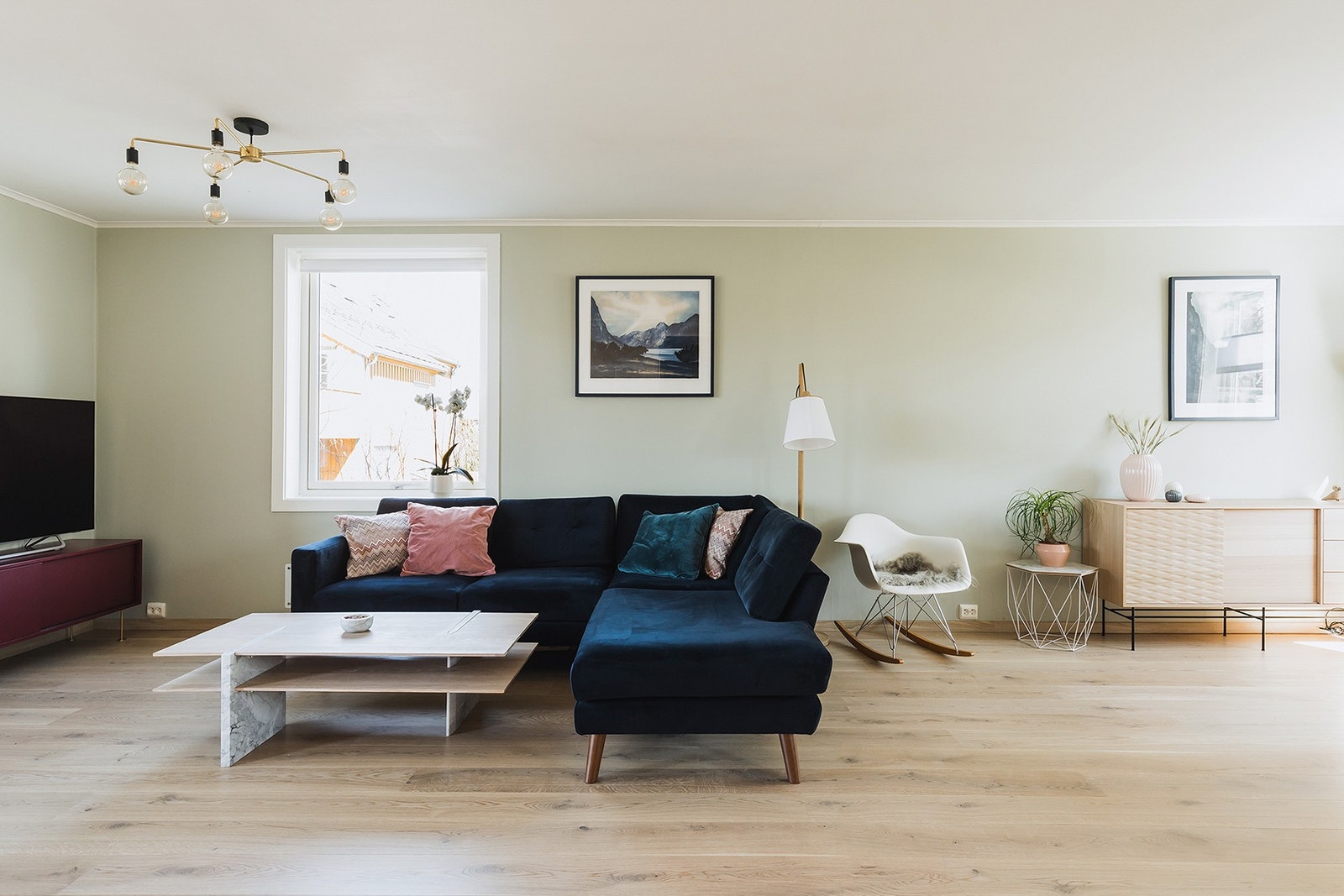 Lys og pen stue med vindu på tre vegger og énstavs eikeparkett fra 2019. Galleribilde