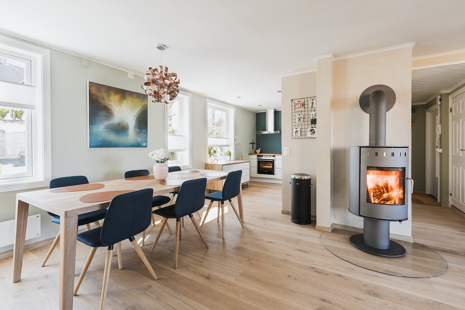 Plass til stort spisebord, perfekt for sosiale sammenkomster. Galleribilde