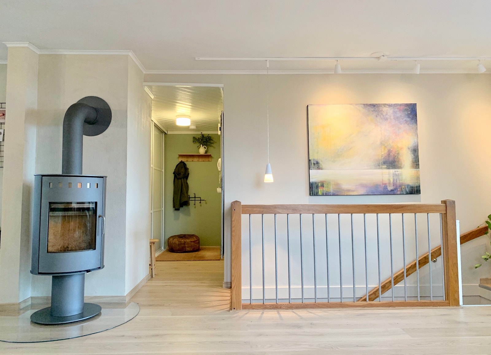 Utsnitt av entré/stue. (Bilde fra selger) Galleribilde
