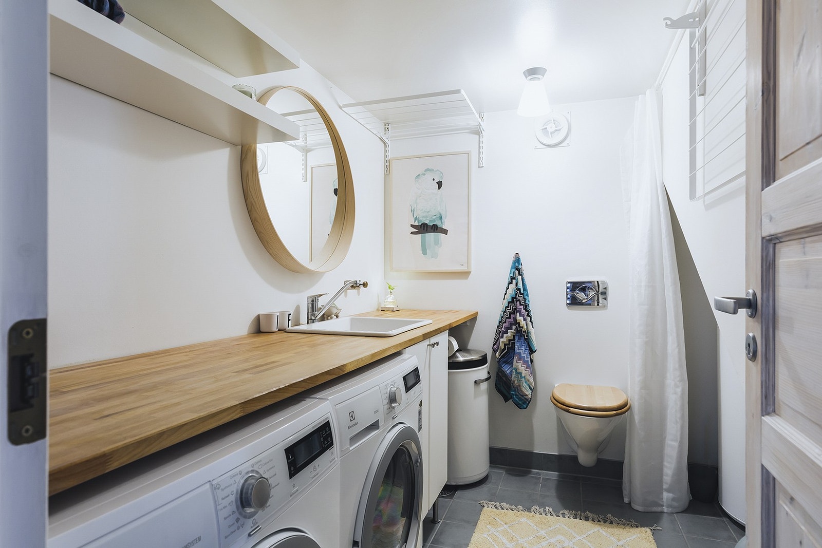 Vaskerom i sokkel med flis på gulv og gulvvarme. Opplegg for vaskemaskin og dusj, mekanisk avtrekksvifte fra 2019 og veggmontert wc. Galleribilde