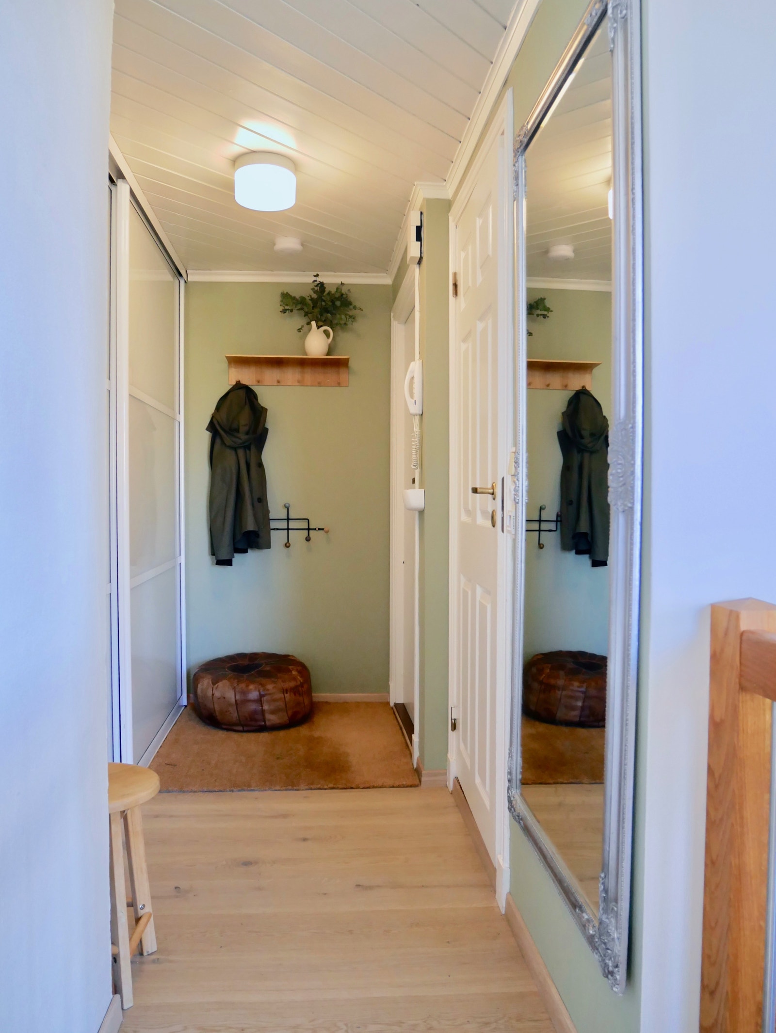 Entré med praktisk skyvedørsgarderobe. (Bilde fra selger) Galleribilde