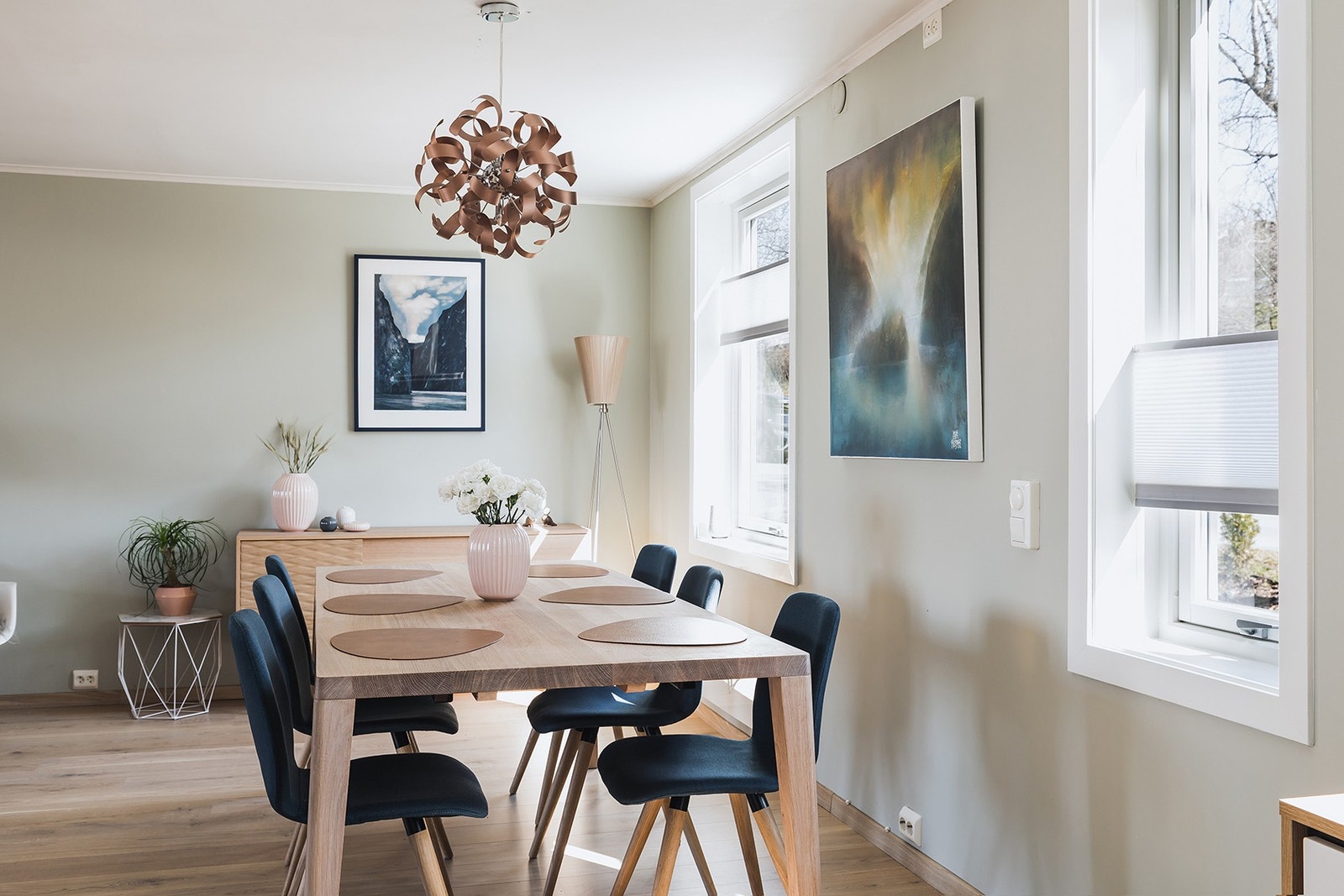Det er sparklet og malt vegger i stue 2019. Leiligheten har også nyere panelovner som kan kobles på med wifi. Galleribilde