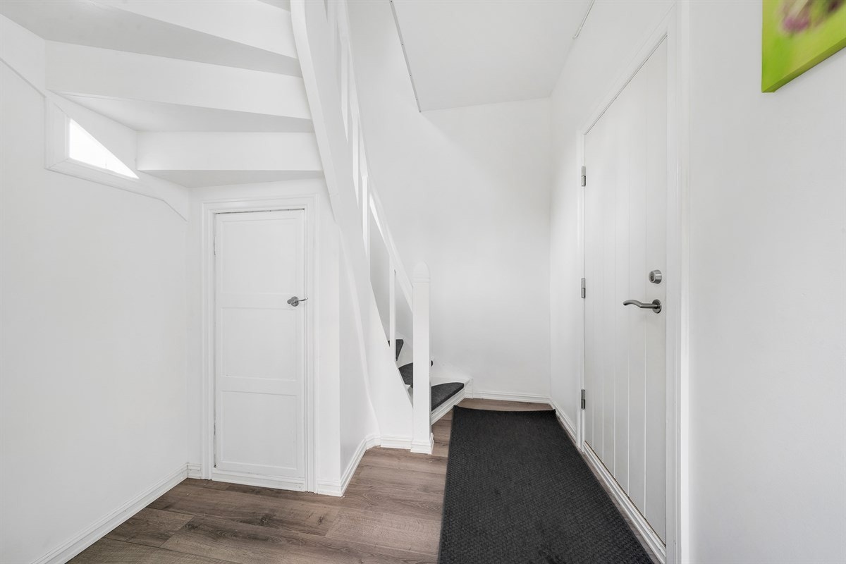 Utleieboligen er innredet med to stk 2-roms leiligheter. Felles trappeoppgang. Galleribilde